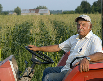 Photo d'un fermier en tracteur